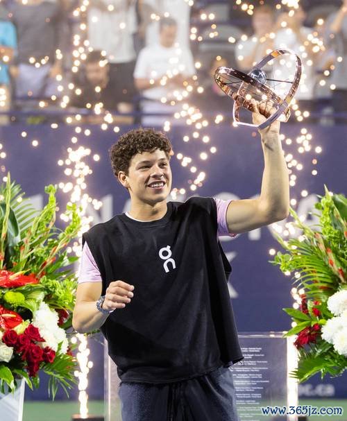 谢尔顿现身上海派对 携手网球圈共展运动激情