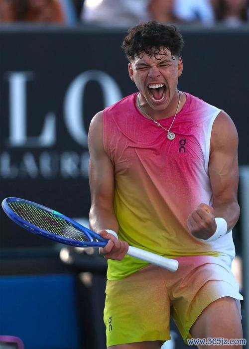 谢尔顿现身上海派对 携手网球圈共展运动激情