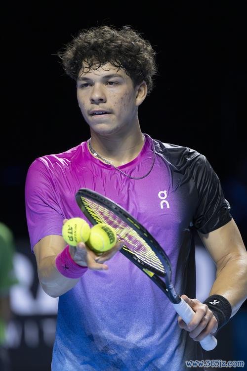 谢尔顿现身上海派对 携手网球圈共展运动激情