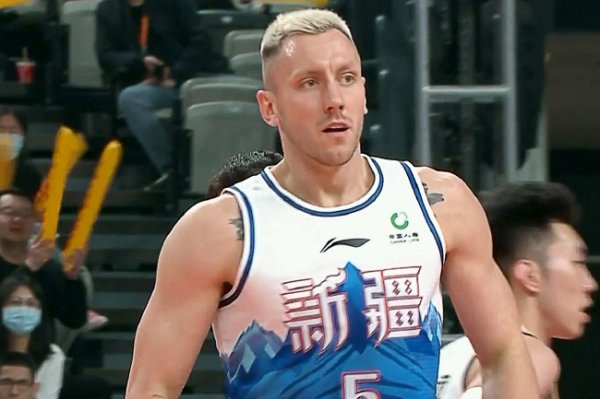 皇冠现金网 继续征战CBA？克里克结束休假返回中国训练