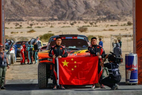 皇冠现金网 2025达喀尔揭幕 明源实业车队王明磊亮相国际舞台